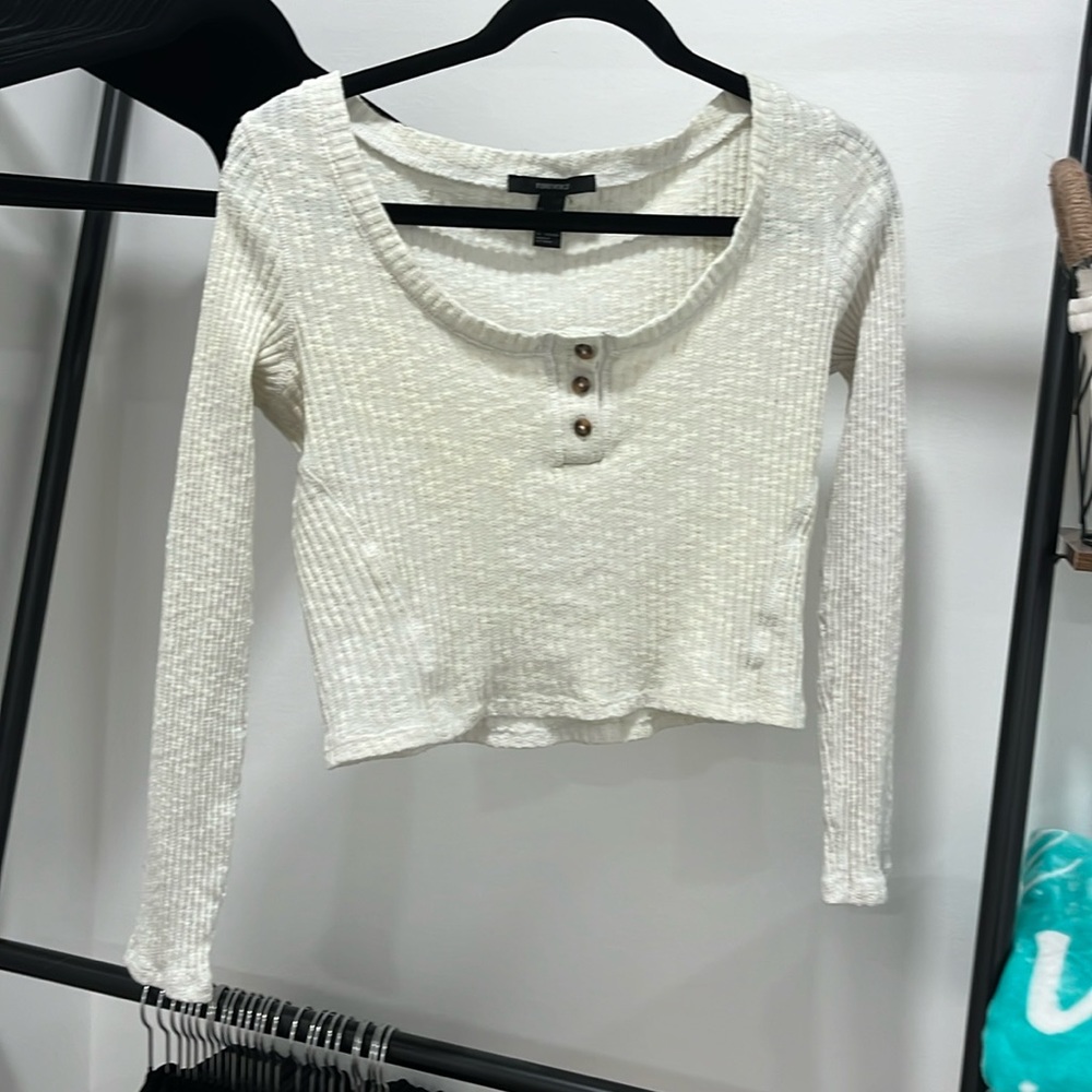 Cropped, low neck, long sleeves